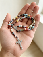 Chapelet de Saint Benoît multicolore en perles de bois sculptées, collier de prière catholique, bijoux religieux avec croix, idéal pour un cadeau