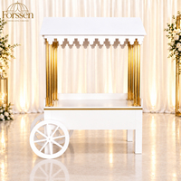 Chariot à desserts blanc avec colonnes dorées, toit en pente et roues à rayons pour mariage, fête, hôtel, événement, service de personnalisation