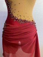 Robe de danse lyrique rouge très élastique pour femmes avec strass brillants, ourlet asymétrique, design élégant sans manches, pour performance scénique