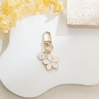 Porte-clés personnalisé avec initiale et fleur, breloque de sac en émail motif fleur marbrée, porte-clés en U doré, cadeau en gros pour femmes