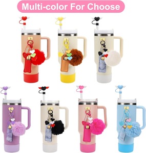 Pendentif pour gobelet 40OZ Set d'accessoires décoratifs Couvercle <span class=keywords><strong>de</strong></span> <span class=keywords><strong>paille</strong></span> anti-dérapant en silicone Sous-verre Fleur Charm Furry Ball Keychain - Product Image 5