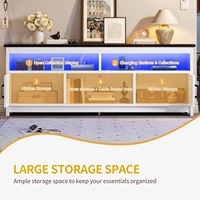 Soporte de TV de Madera Blanco Estilo Rústico para TV de 75 Pulgadas, Centro de Entretenimiento con Luz LED, Tomas de Corriente y Gabinetes de Almacenamiento