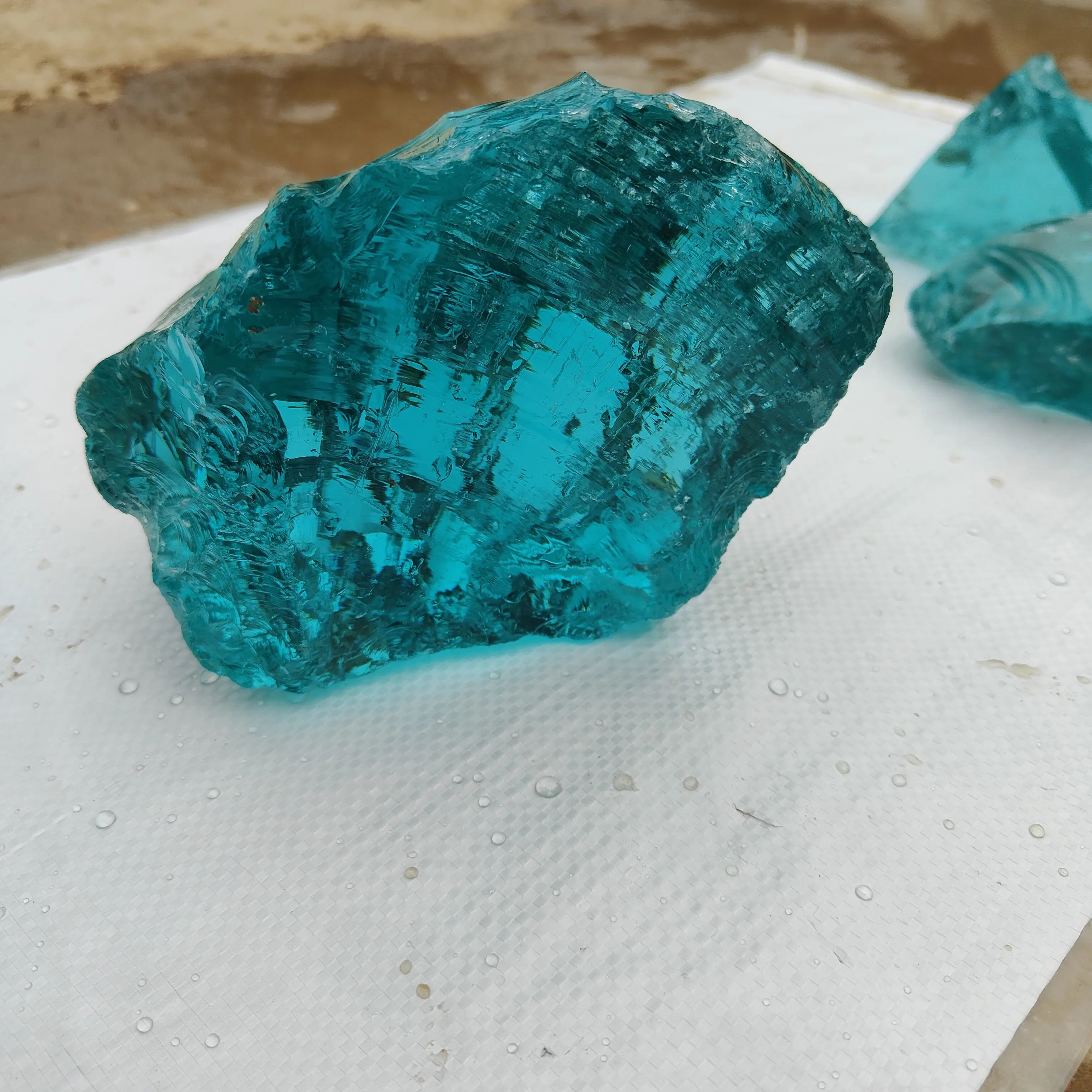 رمل زجاجي مكسور عالي الجودة 40 سم أحجار زجاجية زرقاء ديكور للمناظر الطبيعية