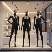 Mannequin de vitrine Benica M-W-BF-06 en PE noir mat avec tête dorée pour magasins de vêtements féminins