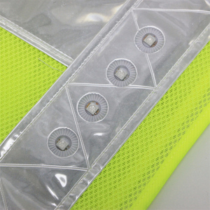 LED-verlicht reflecterend veiligheidsvest met hoge zichtbaarheid voor fietsen, hardlopen en buitenactiviteiten 's nachts - Product Image 5