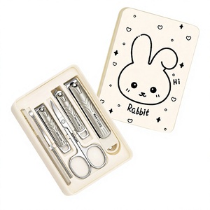 Ensemble de manucure et pédicure Lapin Mignon en acier inoxydable, comprenant coupe-ongles, ciseaux, repousse-cuticules et lime, avec étui de voyage - Product Image 1