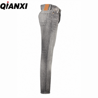 Jeans de Hombre Vintage Grises Lavados de Pierna Recta, Ajuste Delgado, 5 Bolsillos, con Parche de Cuero en la Parte Trasera, Estilo Urbano, Venta al por Mayor Directa de Fábrica