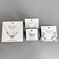 Cartes de présentation de bijoux personnalisées en gros avec trou de suspension, cartes pour boucles d'oreilles, étiquettes en papier kraft personnalisées pour l'emballage de bijoux