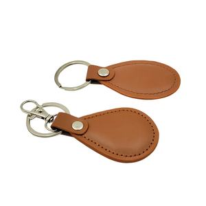 Jeu de cartes d'accès RFID NFC en cuir personnalisé Petit porte-clés rectangulaire Chaîne de porte-clés Carte de bus de métro Détection de carte d'ascenseur communautaire - Product Image 1