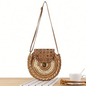 Bolso de playa ecológico de estilo bandolera con decoración bordada de paja redonda y dos asas. - Product Image 1