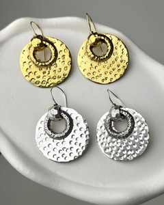 Boucles d'oreilles pendantes en métal martelé faites à la main, or et argent, boucles d'oreilles rondes texturées pour femmes, bijoux - Product Image 3