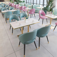 Ensemble de mobilier de restaurant et café moderne et écologique, chaise en cuir véritable rose, tables en marbre, bases en métal doré, canapé