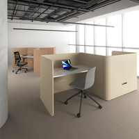 Cabina Acústica Individual ATWOKA con Pantalla de Privacidad de Tela Envolvente, Escritorio Integrado y Almacenamiento Lateral para Oficinas de Diseño Abierto