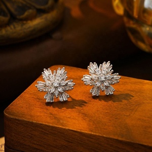 Boucles d'oreilles clous en zircon flocon de neige super scintillantes pour femmes, design luxueux et tempéré haut de gamme, polyvalentes, tendance et personnalisées - Product Image 2