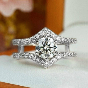Anello a due pezzi a forma di V con corona scintillante a quattro punte per donna, gioielli da dito alla moda in stile principessa - Product Image 1