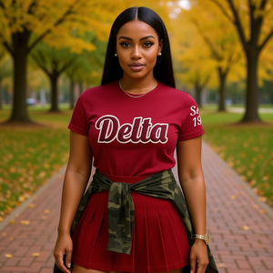 Camiseta Casual para Mujer Delta, Color Granate, Bordado Chenille, Manga Corta, Corte Regular, 100% Algodón, Diseño de Logotipo Personalizable - Product Image 2