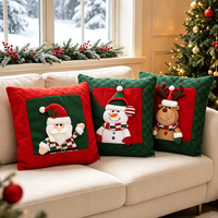 Coussin décoratif pour la maison Qiaoding, nouveau modèle Père Noël, rouge et vert, en PET, 45x45cm, non toxique, durable, doux, vente en gros d'usine