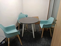 Petite table ronde en bois à grain naturel, réglable et mobile, pour 4 personnes, idéale pour les bureaux, salons, cafés et rassemblements informels à domicile