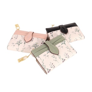 Portefeuille Femme Tendance à Motifs Floraux Grande Capacité en Cuir PU, Porte-Cartes Intégré, Porte-Monnaie Fin à Fermeture Éclair, Élégant avec Bouton Pression Feuille en Polyester - Product Image 4