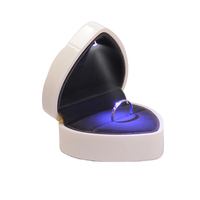 Boîte à bague de luxe simple en forme de cœur, laquée, avec logo personnalisé, pour bijoux, diamant, lumière LED bleue, mariage, fiançailles, vente en gros
