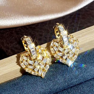 Orecchini Pendenti a Cuore in Oro E3549 con Zirconi Taglio Smeraldo, Gioielli da Donna alla Moda per Feste, Stile Trendy - Product Image 5