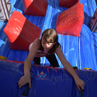 Course d'obstacles gonflable Jeux de sport gonflables pour l'entraînement en plein air Utilisation personnalisée unisexe 1 pièce 14 ans et plus