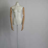 Mannequins de vitrine Yihe Retail, en fibre de verre, minces, sans tête, torse féminin, bras réglables à 360°, base triangulaire en acier