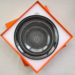 Assiettes en porcelaine fine à motif échelle noir et blanc avec logo central, vaisselle en céramique pour usage domestique - Product Image 1