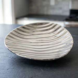 Plateau de fête rond en aluminium de luxe avec motif en forme de cœur, compatible micro-ondes et léger - Product Image 1