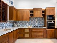 Vermonhouzz Meuble de cuisine en bois massif bicolore traditionnel sur mesure, vitrine à vin en verre à cadre en X, îlot de cuisine incurvé blanc cassé