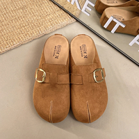 Mules en daim à bout fendu pour femme, style rétro avec boucle métallique, sabots plats à enfiler, mocassins souples antidérapants à bout fermé, sandales décontractées pour la marche quotidienne