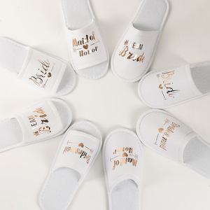 Chaussons personnalisés pour les invités de mariage |   Chaussons de fête nuptiale personnalisés écologiques avec nom et date pour les sacs de bienvenue de l'hôtel - Product Image 5