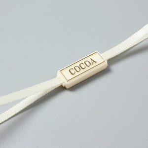 ป้ายห้อยโลโก้แบบนูนพร้อมเชือกพลาสติก ป้ายห้อยแบบมีเชือกปิดผนึก ป้ายห้อยแบบกำหนดเอง เชือกปิดผนึกป้ายห้อย - Product Image 1