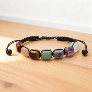 Bracciale con perline quadrate in cristallo naturale da 10 mm, fatto a mano, con catena regolabile in corda intrecciata, ametista, occhio di tigre, avventurina. - Product Image 3