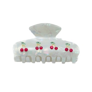 Jolie pince à cheveux cerise en acrylique blanc pour filles, usage quotidien - Product Image 1