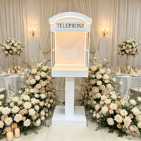Stand de livre d'or audio pour la plantation de printemps avec guirlande lumineuse, cabine téléphonique londonienne, photomaton pour la décoration de toile de fond de fêtes et de mariages