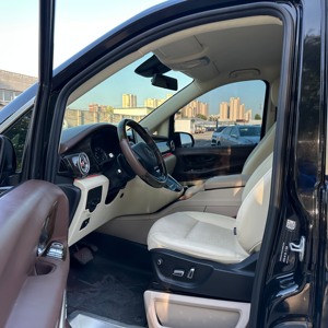 <span class=keywords><strong>Mercedes</strong></span>-Benz Classe V Sept Places 2020, Monospace d'Occasion Automatique Foncé, Moteur Turbo 2.0T, Conduite à Gauche, Pneus R19, Sièges en Cuir - Product Image 4