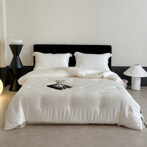 Edredón de Jacquard de Algodón Tencel 200x230cm Transpirable para las Cuatro Estaciones, Uso Doméstico, Color Blanco Seda y Dorado Champán - Product Image 1