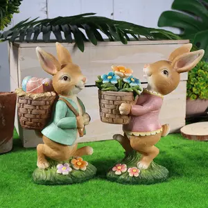 Пасхальный полимерный кролик статуя украшение в лесу собирает цветы для транспортировки яиц группа милых кроликов