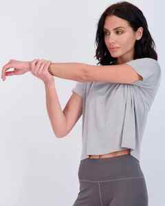 Vente en gros de t-shirt athlétique extensible à col ras du cou pour femmes, ample, crop top à manches courtes, design personnalisé - Product Image 3