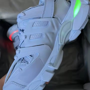 Chaussures de sport LED Track 3.0 pour femmes, chaussures de course de haute qualité, style décontracté pour la marche, chaussures de sport en cuir véritable pour hommes - Product Image 1