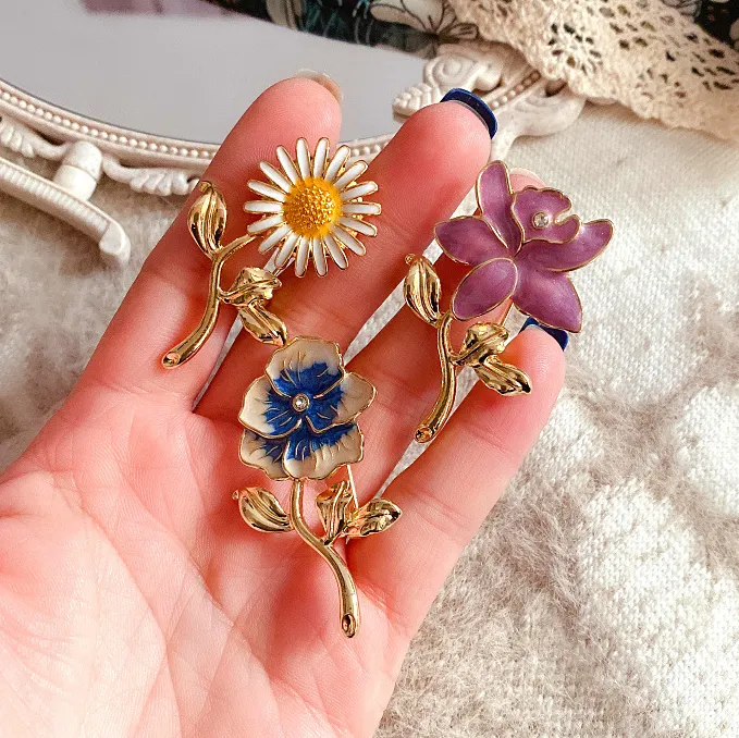 Delicadas joyas chapadas en oro para mujer, accesorios de ropa de solapa, ramo de esmalte azul púrpura, broche de flor de Margarita de Irises