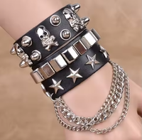 Bracelet populaire personnalisé multicouche en cuir PU pour femme avec bracelet punk gothique à rivets squelette pour homme.