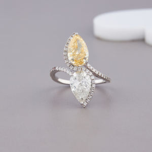 Bague de fiançailles à deux pierres en diamant de laboratoire jaune et blanc, taille poire, certifiée IGI, en or jaune/blanc/rose 18 carats avec halo - Product Image 4