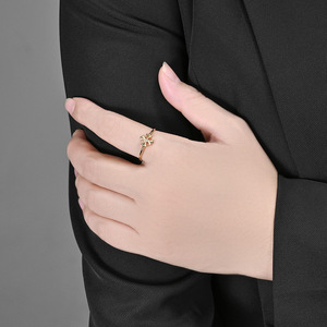 แหวนสแตนเลสลายดอกไม้ สีเงิน สีทอง เครื่องประดับผู้หญิง ของขวัญ แฟชั่น น้ำหนักเบา สไตล์หรูหรา - Product Image 2