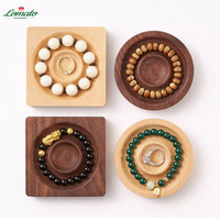 Kustom logo kayu Tampilan berdiri piring bangle pinus beech walnut bulat persegi bentuk bunga gelang kayu tampilan perhiasan nampan