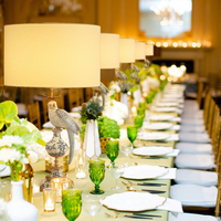 Lámpara de mesa para eventos moderna de lujo Palace, Base de cerámica recargable inalámbrica, Paloma azul, acabado dorado, pantalla blanca, batería