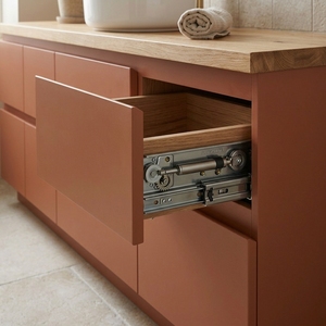 Meuble-lavabo de salle de bain nordique terreux, finition terre cuite mate, comptoir en bois, lavabo en céramique minimaliste, mobilier moderne au design chaleureux - Product Image 5