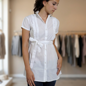 Chemisier Tunique Élégant Blanc à Volants pour Femme PNM Overseas, Chemise Boutonnée Stylée avec Ceinture à Nouer et Col Montant, 100% Coton Lin - Product Image 3