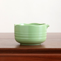 Thé matcha japonais artisanal de style classique, comprenant un fouet à matcha, un bol et un support en céramique pour le kit de cérémonie du thé